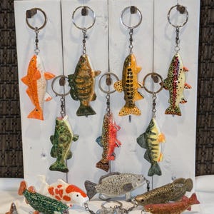 Llaveros de peces tallados a mano