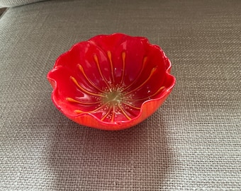 Ramekín de flores de amapola naranja/roja con semillas de mostaza y licor de luna