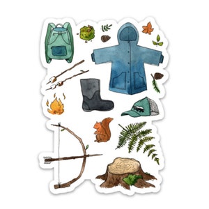 K&ouml;nnte beinhalten: Aquarell-Illustration von Camping- und Outdoor-Abenteuer-Elementen. Enth&auml;lt einen gr&uuml;nen Rucksack, eine blaue Regenjacke, einen schwarzen Stiefel, ein Lagerfeuer, Pfeil und Bogen, ein Eichh&ouml;rnchen, einen Baumstumpf und eine M&uuml;tze mit einem Stinktier.