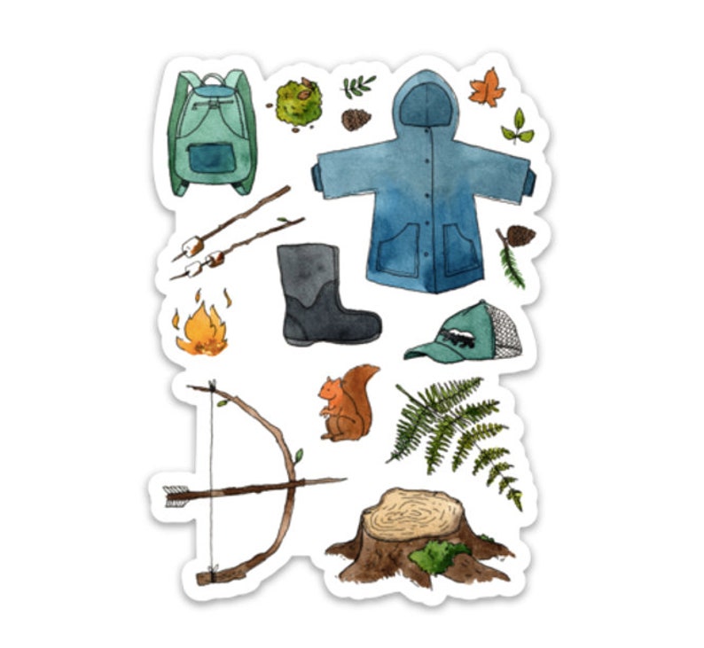 K&ouml;nnte beinhalten: Aquarell-Illustration von Camping- und Outdoor-Abenteuer-Elementen. Enth&auml;lt einen gr&uuml;nen Rucksack, eine blaue Regenjacke, einen schwarzen Stiefel, ein Lagerfeuer, Pfeil und Bogen, ein Eichh&ouml;rnchen, einen Baumstumpf und eine M&uuml;tze mit einem Stinktier.