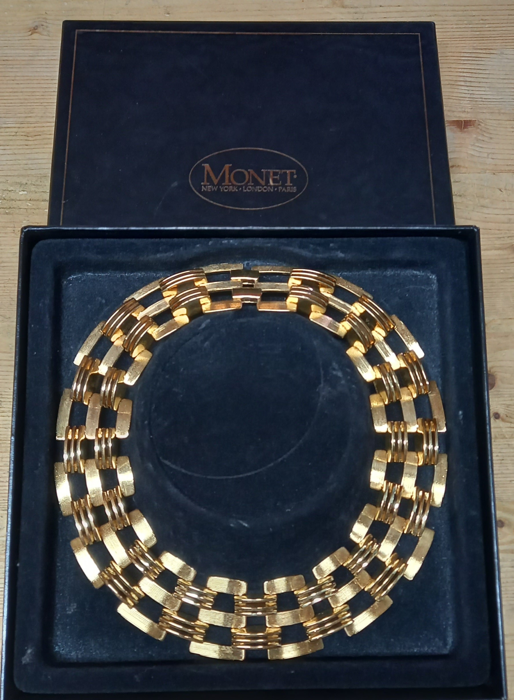 Collier Monet Vintage Métal Doré Laqué Beige - Pendentif Feuille Années 70