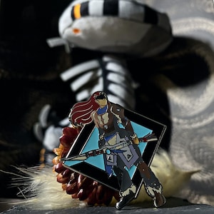 Broche inspirado em Horizon Zero Dawn da Aloy em metal + esmalte que brilha no escuro
