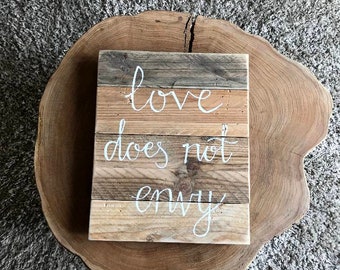 El amor no envidia - Letrero de madera, colgante de pared adecuado para la decoración del hogar, decoraciones de bodas o un regalo de San Valentín