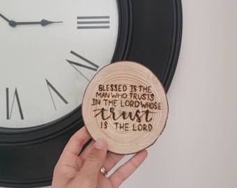 Béni soit l’homme qui fait confiance au Seigneur Jer 17v7 Bûche de la fête des Pères autour de l’encouragement chrétien rond en bois rond