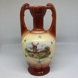 Vas i keramik, Tjeckoslovakien, handmålad scen, dubbelt handtag, 20 cm