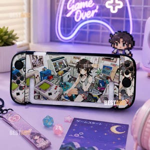 Könnte beinhalten: Eine schwarze Schutzhülle für eine Spielkonsole mit einer Anime-Illustration einer Person, die in einem Raum voller Retro-Spielausrüstung sitzt, einschließlich Handheld-Konsolen und Spielautomaten, mit schwarzen Tasten und Joysticks.