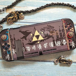 Pode incluir: Um console Nintendo Switch preto e dourado com um design personalizado de Zelda. O design apresenta um fundo escuro com detalhes dourados e uma imagem estilizada do Triforce. O console está sobre uma superfície de madeira azul.