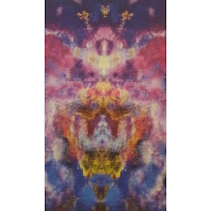 Op de afbeelding: Abstract schilderij met een symmetrisch ontwerp in tinten van paars, roze, blauw en goud. Het schilderij heeft een aquareleffect en lijkt op een sterrenstelsel.