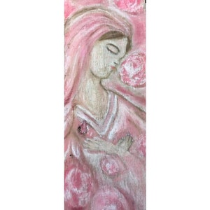 Op de afbeelding: Een pastelroze tekening van een vrouw met haar ogen dicht, omringd door roze rozen. De vrouw draagt een roze sjaal en haar haar is los.