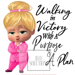 Puede incluir: Una ilustración digital de una niña bebé de dibujos animados con un traje rosa y un lazo rosa en el pelo. El texto "Walking in Victory With A Purpose & A Plan" está escrito en letra cursiva negra.