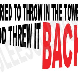 Op de afbeelding: Zwarte en rode grafische tekst die luidt: "Ik heb geprobeerd de handdoek in de ring te gooien, God gooide hem terug."