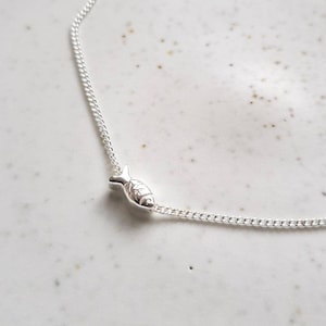 Uroczy naszyjnik z motywem ryby, delikatny srebrny naszyjnik, prosta srebrna biżuteria, minimalistyczna biżuteria, pływający wisiorek, koralik z motywem ryby, biżuteria letnia