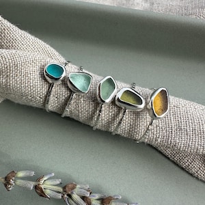Delicato anello in argento sterling con vetro di mare - Fascia martellata, misura 7