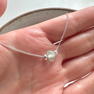 Zierliche Seeglas Halskette mit Silber Perlen, Sterling Silber Halskette, Choker Halskette, Strand Glas Halskette, kleine Seeglas Perle, Seaham