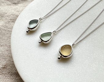 Petit collier à pendentif en verre de mer serti sur argent | Collier délicat en verre de plage | Bijoux en verre de mer véritable | Cadeau fait main pour elle | Mini verre de mer