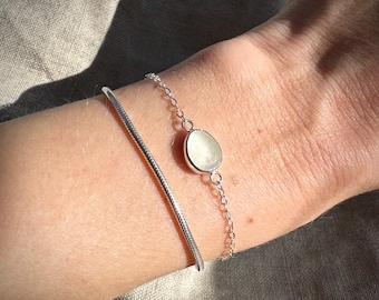 Pulseira delicada de vidro do mar | Prata de lei reciclada, Praia de Seaham