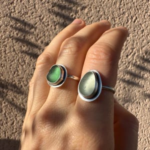 Anello regolabile in vetro di mare / Anello in vetro da spiaggia blu / Anello in argento sterling con pietra verde / Regalo per gli amanti dell&#39;oceano / Vetro di mare inglese / Argento spazzolato