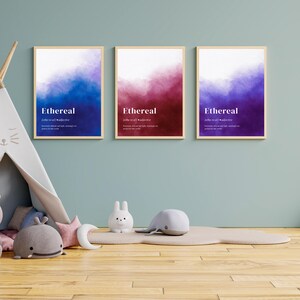 Puede incluir: Tres impresiones artísticas enmarcadas con la palabra "Ethereal" en texto blanco. Cada impresión presenta un degradado de estilo acuarela en azul, rojo y morado. Las impresiones se muestran en una pared azul claro.