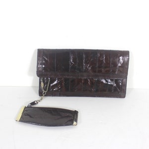 Cartera de mano vintage de piel de anguila con monedero o llavero porta pintalabios en color burdeos oscuro/marrón intenso