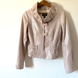 Veste en cuir suédé rose chatoyant vintage Danier des années 90, col à volants métalliques, manteau d'hiver léger, taille Extra Small 2XS, ajusté Slim