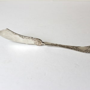 Master Butter Knife Silver Plated Twisted Handle, Ornate Spreader, Small with Floral Pattern Handle, Antique Cocktail Server, Rogers Elmore