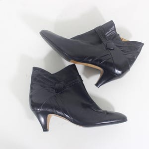 Bottines vintage italiennes en cuir noir souple, pointure 39 1/2, à petit talon, doublure en cuir souple et fermeture éclair latérale.