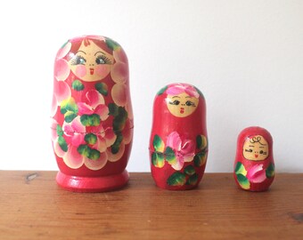 vintage Russian Stacking Dolls, Matryoshka, Colorful Ninthing Dolls, Red Pink Floral, Colorful, Trio, Two Women Ladies and a Baby Vintage Russian Stacking Dolls, Matryoshka, Colorful Nisting Dolls, Red Pink Floral, Colorful, Trio, Two Women Ladies and a Baby Vintage Russian Stacking Dolls, Matryoshka, Colorful Ni