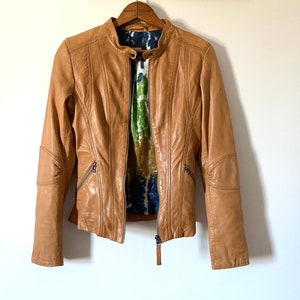 90 ' s Danier vintage Tan Leather Jacket, Light Winter Coat, Taille Extra Small 3XS, Moto Zippered Pockets Tab Collar Fitted Slim