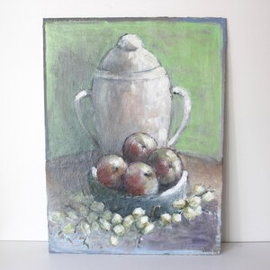 Peut inclure: Peinture à l'huile d'une nature morte avec un récipient blanc à couvercle, un bol de pommes rouges et des fleurs blanches. Le fond est vert clair.