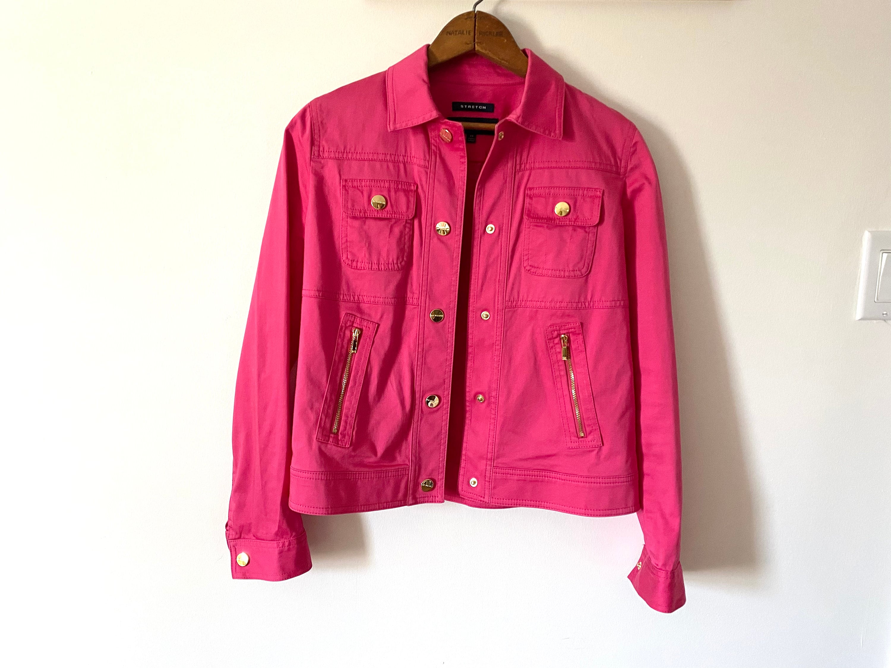 Arriba 90+ imagen hot pink denim jacket outfit Abzlocal.mx