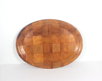 1970-tals vävd träbricka gjuten träbar dansk modern, skandinavisk träservering eller knäböj, retrostil 50-talsmodern, MCM, oval barbricka