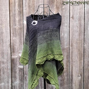 Trójkątny szalik SHADOW GREEN, ręcznie robiony na drutach, wegański, na ramię