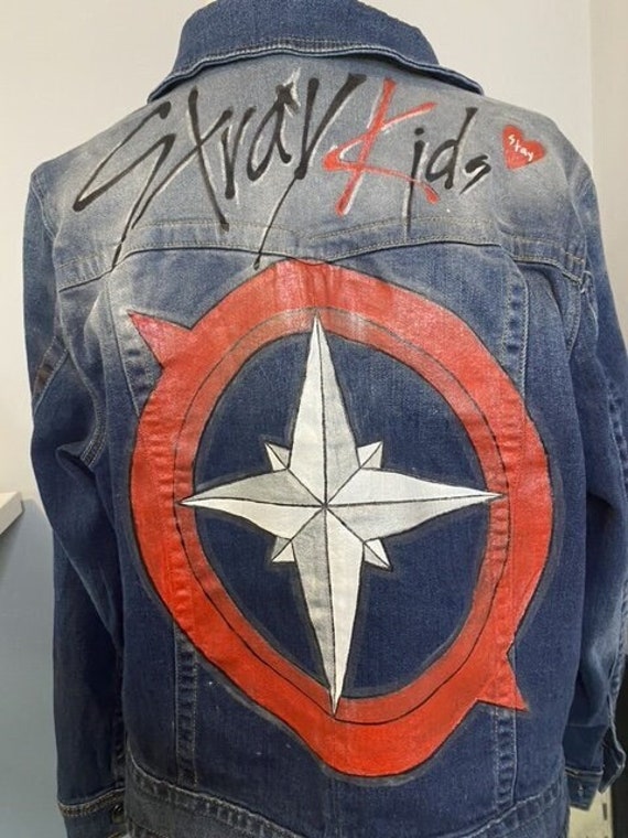 ATEEZ着用THE GREATESTのDenim Stadium Jacket ATEEZ 2024 THUNDER POP-UP STORE VARSITY JACKET Limited