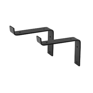 Op de afbeelding: Twee zwarte metalen plankdragers. Elke beugel heeft een plat horizontaal gedeelte met voorgeboorde gaten en een verticaal gedeelte dat een rechte hoek vormt. De beugels zijn ontworpen om planken te ondersteunen.
