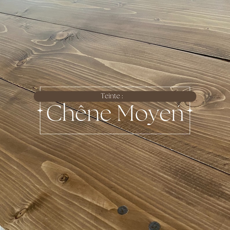 May include: Close-up of a wooden surface with a medium oak stain. The wood grain is visible, and the surface is made of planks. The text "Teinte: Ch&ecirc;ne Moyen" is displayed in a white font.