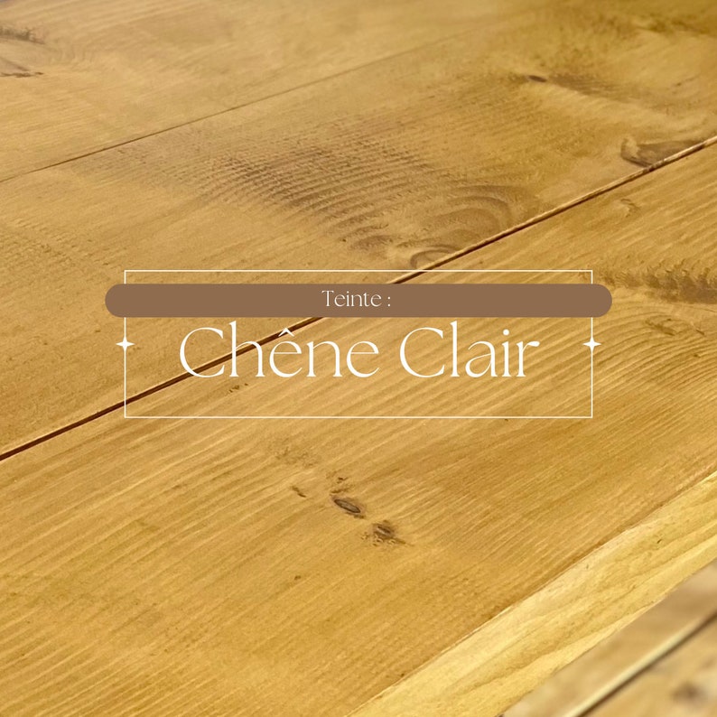 May include: Close-up of a light-colored wooden surface with visible grain and knots. The text "Teinte : Ch&ecirc;ne Clair" is displayed in a rectangular frame, indicating the color or finish of the wood.