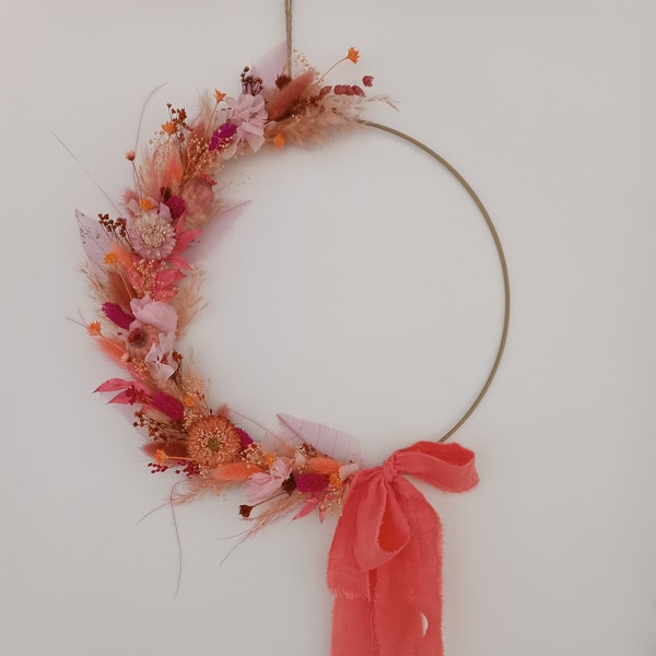 Couronne de fleurs séchées- Rose pêche et Fuchsia- Ruban gaze de Coton PEACH FUZZ- cadeau mariage naissance