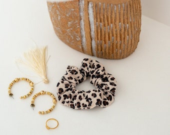 Chouchou élastique gaze de coton motif léopard / félin