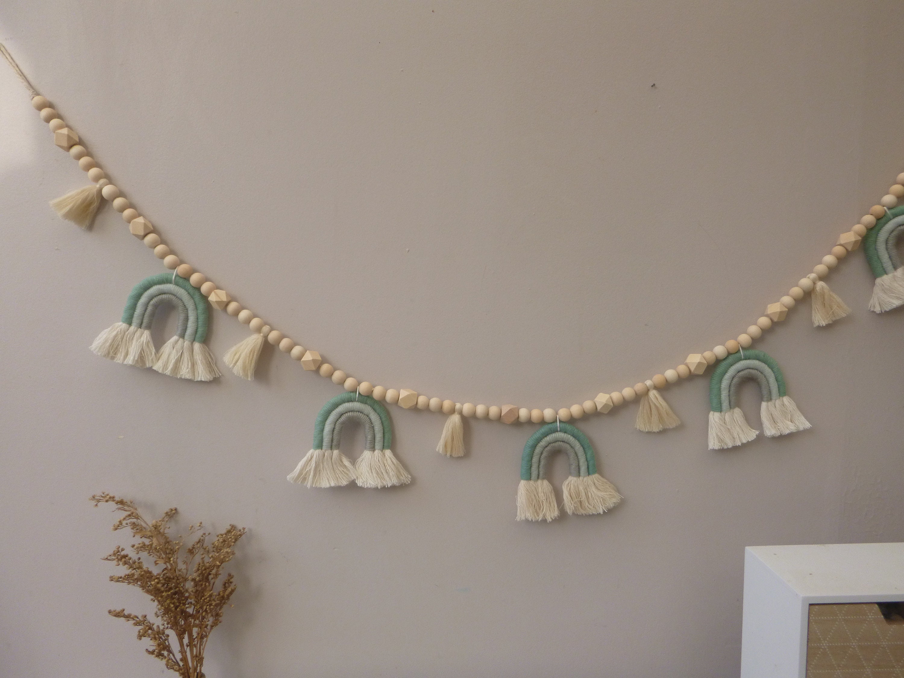 Grande Guirlande Arc-En Ciel Macramé avec Pompoms Gland et Perles Bois | 120cm