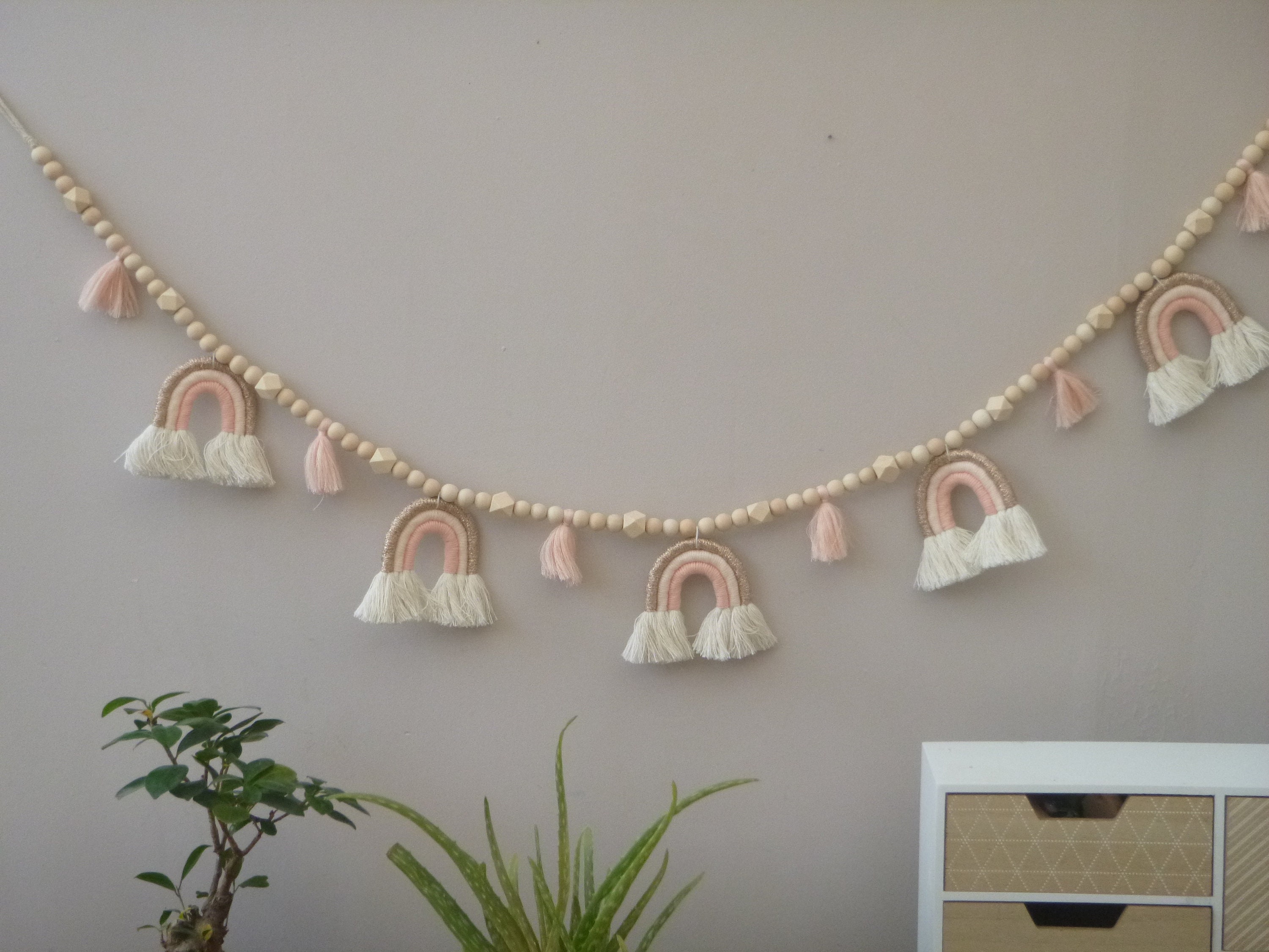 Grande Guirlande Arc-En Ciel Macramé avec Pompoms Gland et Perles Bois | 120cm