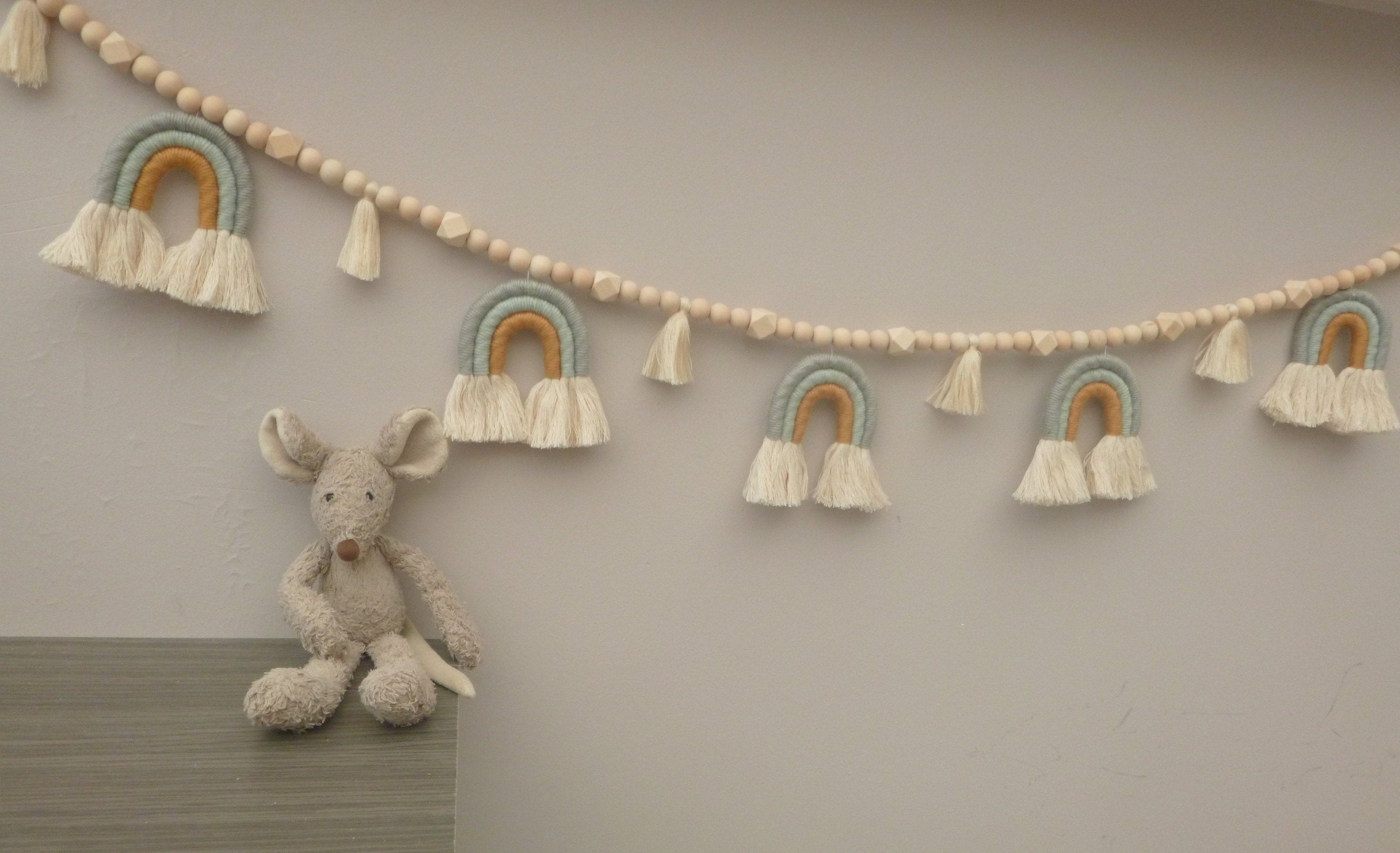 Grande Guirlande Arc-En Ciel Macramé avec Pompoms Gland et Perles Bois | 120cm