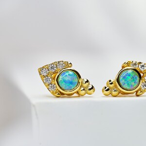 Sierlijke boho-opaaloorknopjes