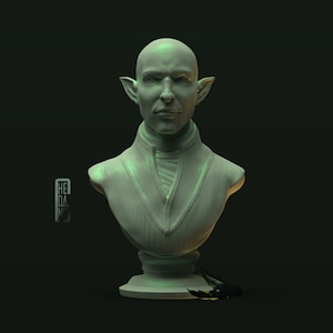 Puede incluir: Busto de escultura blanca de una persona con orejas puntiagudas, que lleva una camisa con cuello. La escultura está sobre un pedestal blanco.