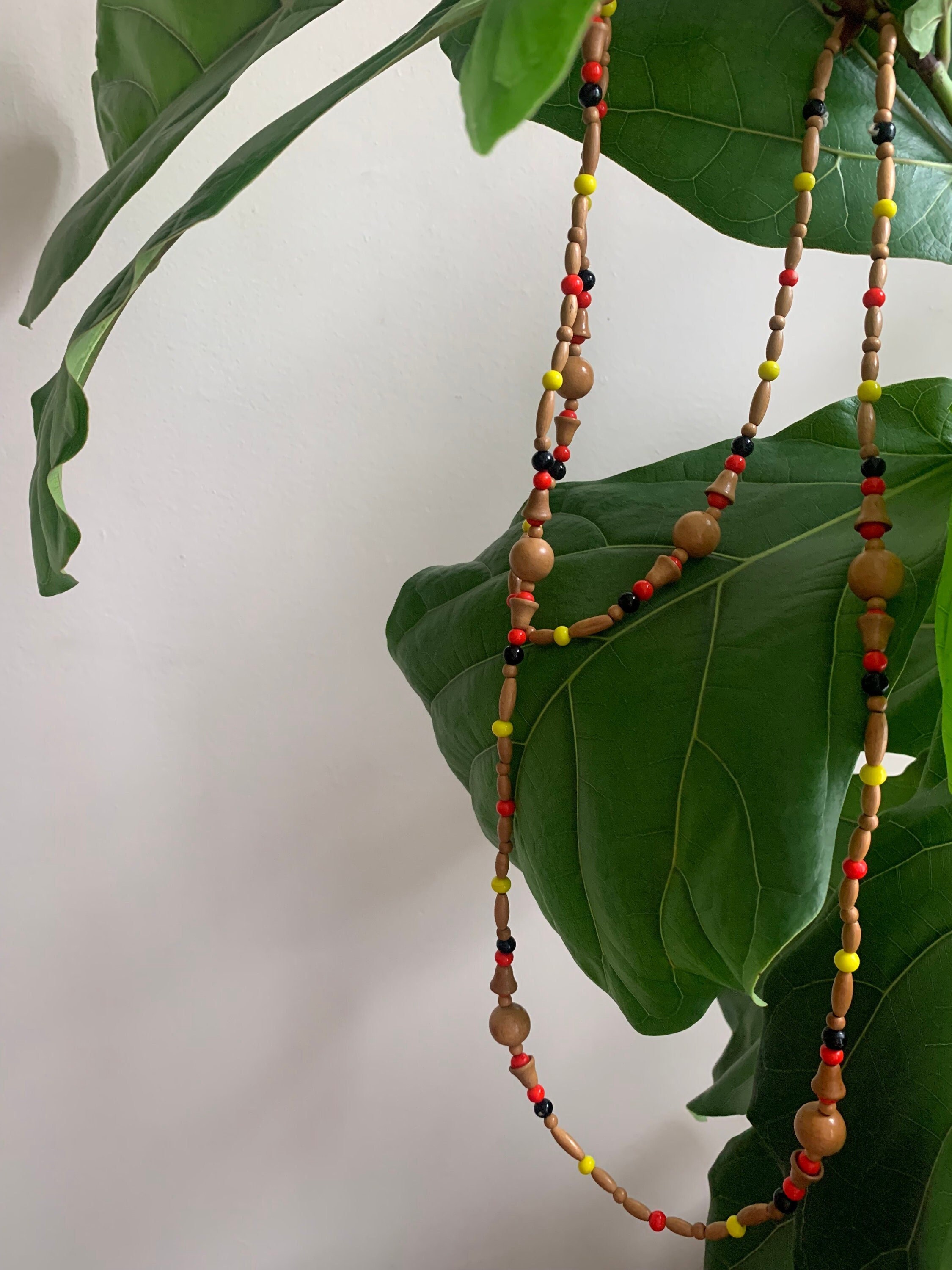 Collier Vintage Mi-long En Chute Années 70 - Éléments En Bois Multicolores - Longueur 64 Cm