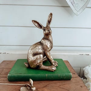 Figura de conejo sentado en tono latón / Decoración vintage de conejo / Acento primaveral cottagecore / Decoración caprichosa de Pascua para el hogar