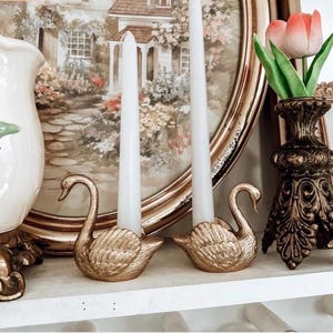 Vintageinspirerade mässingsljusstakar i svanform | Par eleganta svanljusstakar | Cottagecore-inredning | Svanfigurer | Fransk lantlig stil