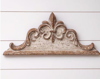 Verwitterte Fleur-de-Lis Wanddekor | French Country Wandakzent | Europäisches Landhaus Wandbehang | Architektonische Bergung Stil Dekor | Jahrgang
