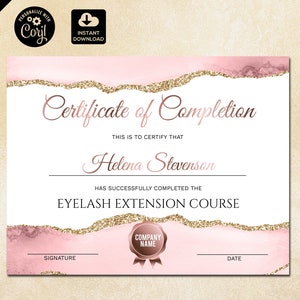 Puede incluir: Un certificado de finalización rosa y dorado con el texto "Certificate of Completion" y "Helena Stevenson" en una fuente cursiva. El texto "Eyelash Extension Course" también está incluido. El certificado tiene un fondo de purpurina rosa y dorado.
