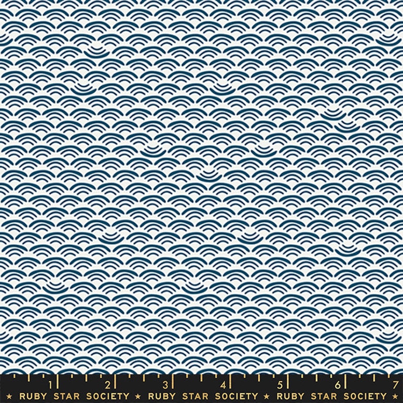 KOI POND Stoffserie von Rashida Coleman-Hale für Ruby Star Society, ab 30cm, Meterware, 100 % Premium Baumwolle Wave Navy