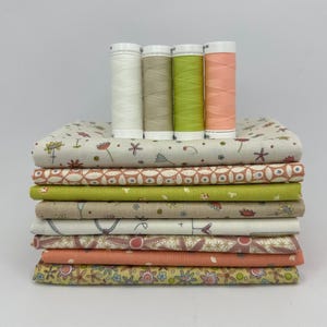 Könnte beinhalten: Ein Stapel gemusterter Stoffquadrate in verschiedenen Farben, darunter Creme, Pfirsich und Grün, gekrönt von vier Garnrollen. Die Garnfarben sind Weiß, Beige, Grün und Pfirsich. Die Stoffmuster umfassen Blumen- und geometrische Designs.